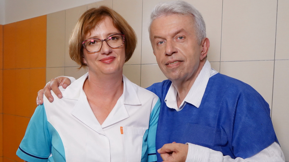 Jitka Mlíková Seidlerová s číslem 11 soutěží v Andělovi mezi zdravotníky s podporou Jaroslava Svěceného