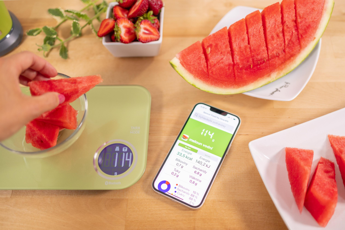 Při hubnutí vám pomůže chytrá kuchyňská váha Sencor. Její aplikace Sencor FOOD pracuje s databází Kalorických Tabulek 