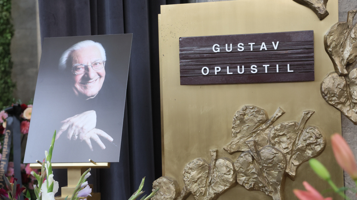 Poslední rozloučení s Gustavem Oplustilem. Promluvila Jiřina Bohdalová a Aleš Cibulka
