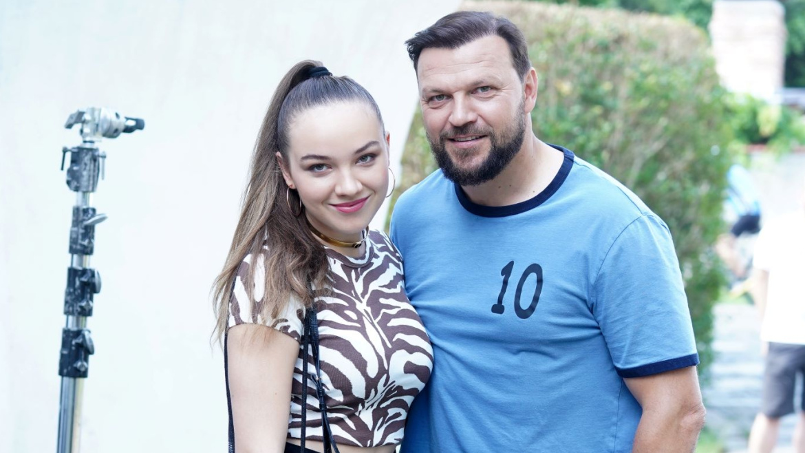 Fotbalová hvězda Tomáš Ujfaluši prvně s dcerou na place. Natáčel scénu s Terezou Kostkovou 