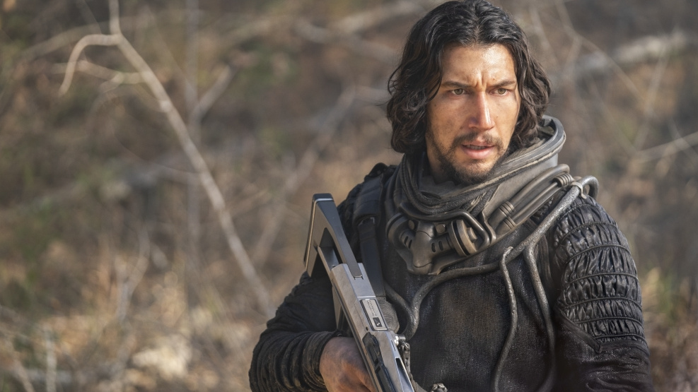 Americká hvězda Adam Driver se představuje v traileru k sci-fi thrilleru 65