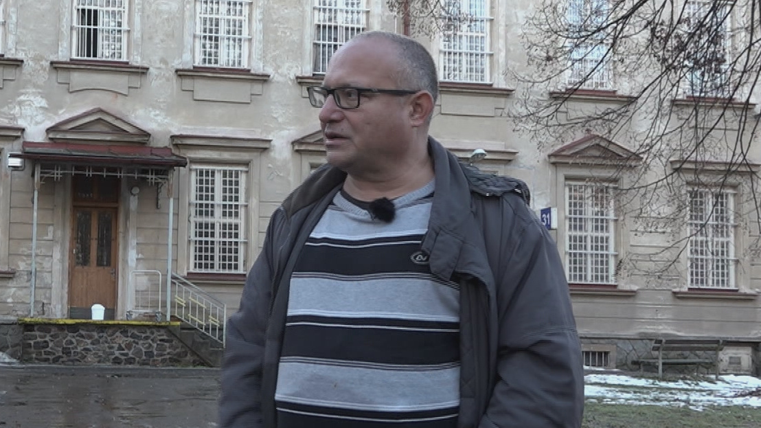 Alkohol, dluhy a psychiatrie. Známý televizní reportér musí vyžít s pár tisíci měsíčně 