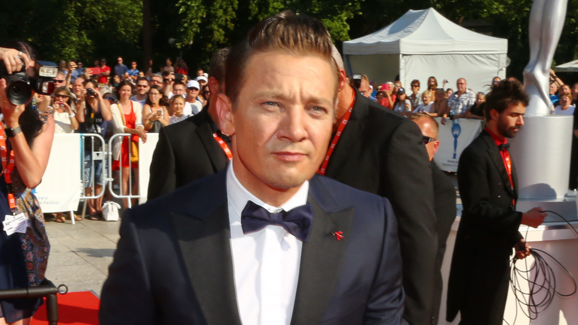 Zraněný herec Jeremy Renner se ozval z nemocnice. Po nehodě patřila první fotografie jeho fanouškům