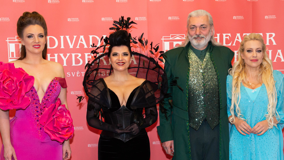 Oči z důlku lezly Hůlkovi nad výstřihy operních pěvkyň. Předlouhá vlečka, šarm a elegance, to jsou kostýmy pro Rusalku