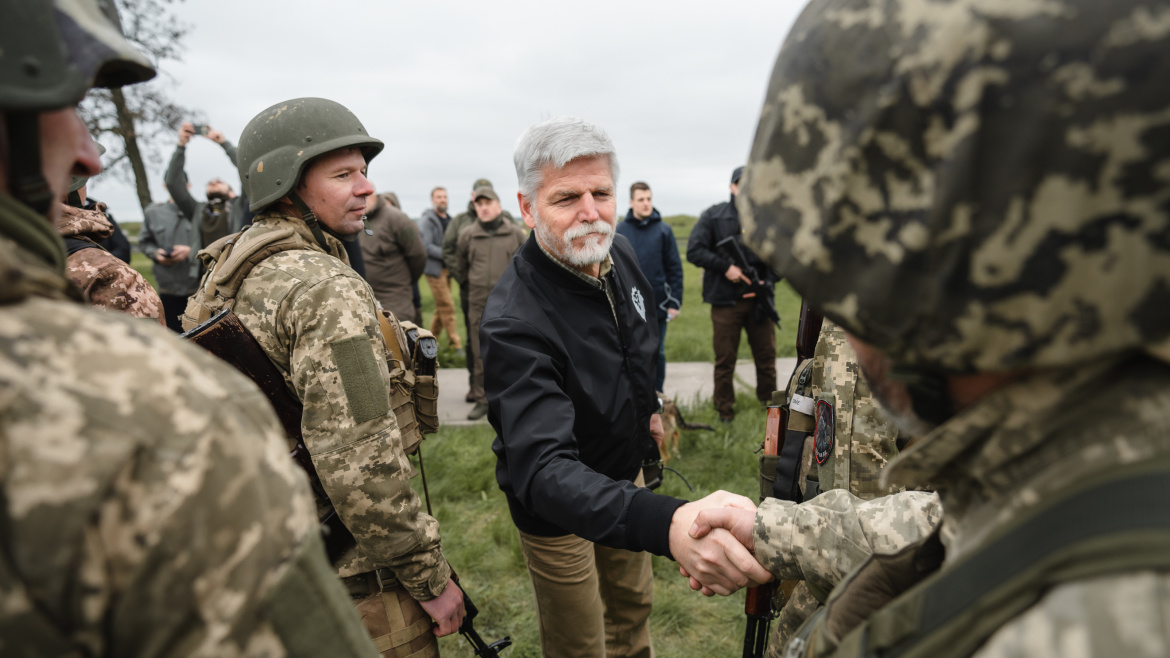 Fotožurnál: Prezidentka Slovenska a prezident Česka na Ukrajině. Petr Pavel mezi ukrajinskými vojáky