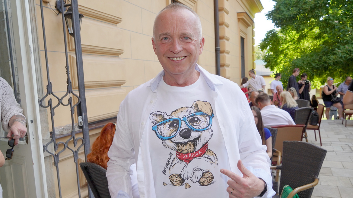 Karel Voříšek vyrazil ve stylovém tričku. Ještě před pár lety by se štíhlý moderátor do něj nevešel