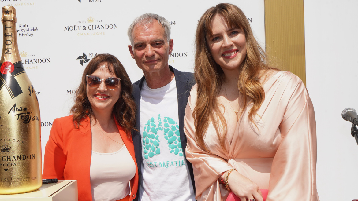 Fotožurnál: Moët party pod širým nebem: Svůdné Vagnerová s Nesvačilovou, Mihulová s dcerou a rajcovní Dvořáková s Němcovou
