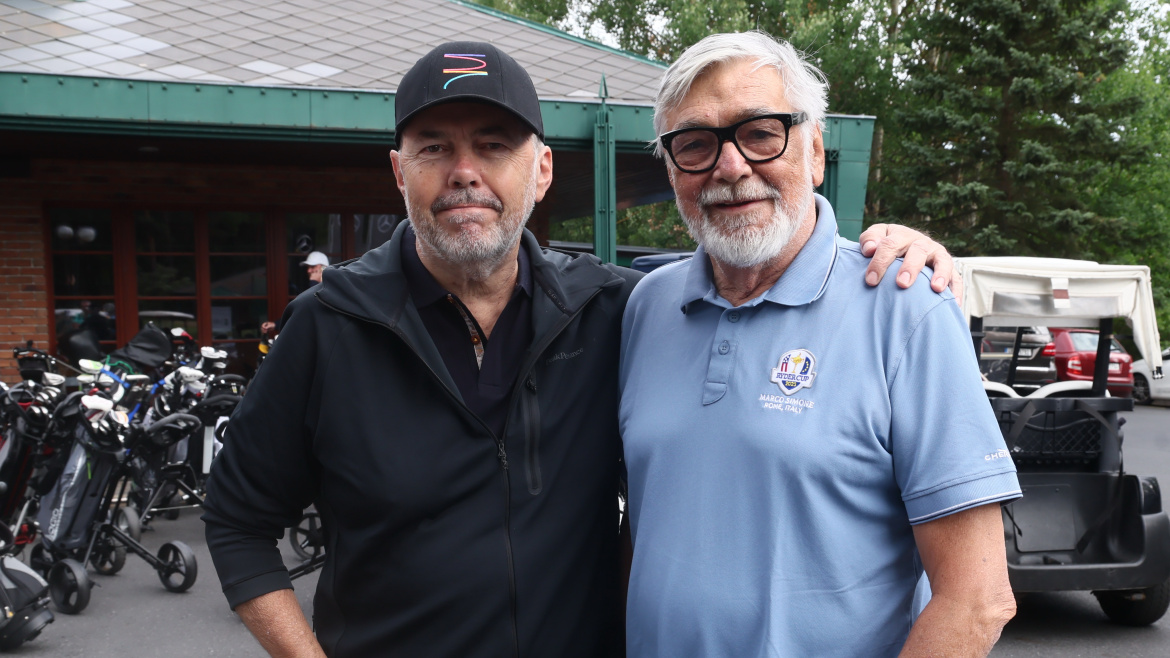 Fotožurnál: Jiří Bartoška v plné síle na festivalovém golfu. V Karlových Varech je tedy všechno v pořádku 