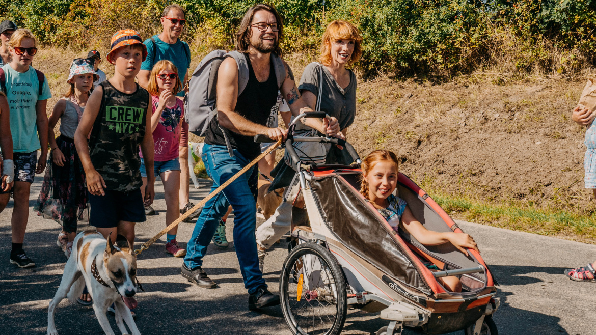 Český film získal unikátní rekord! V jedné scéně si zahrálo téměř 3 500 psů!