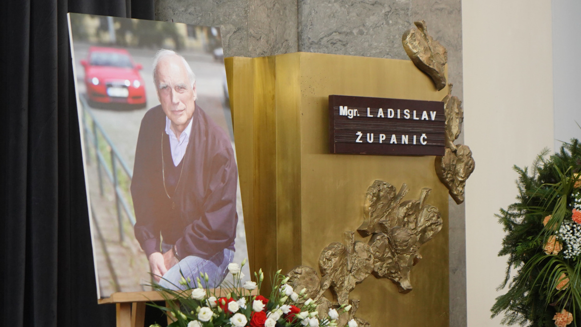 Fotožurnál: Molavcová, Strejček na vozíku, Troška, Carda a další dali poslední sbohem Ladislavovi Županičovi