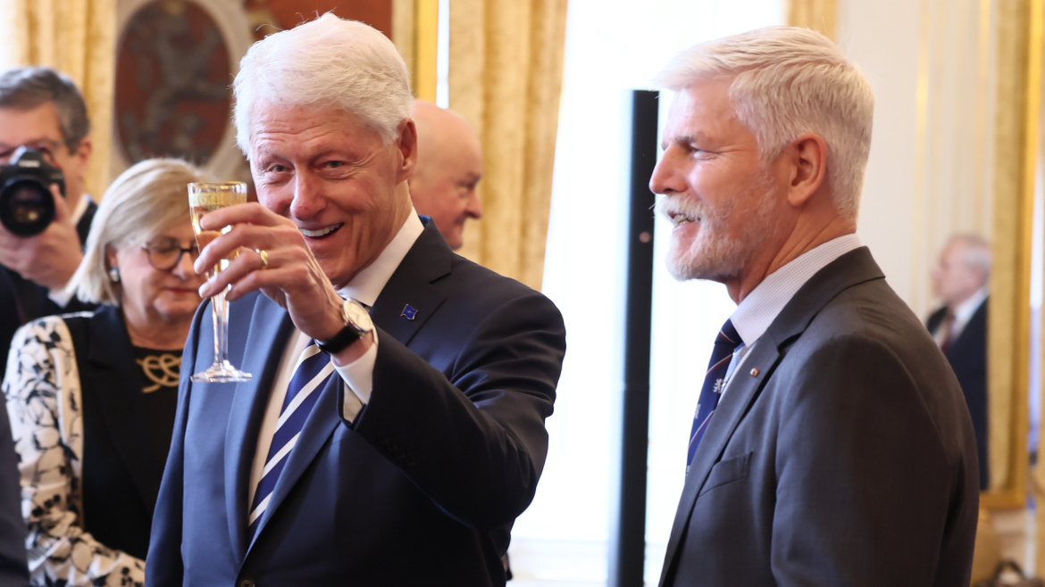 Bývalý americký prezident Clinton převzal na Hradě státní vyznamenání