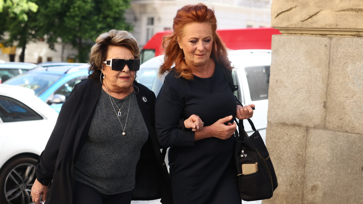 Bohdalová, Šťastný, Medvecká… Smuteční hosté plní Divadlo na Vinohradech