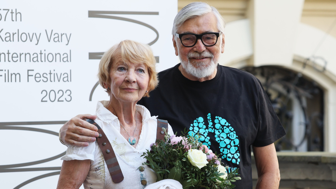 Vary plné celebrit, ale také nicek, které doufají, že se jich někdo všimne. Prostě festivalové panoptikum