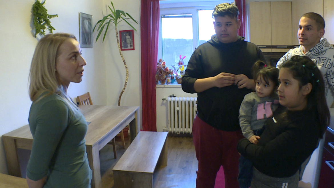 Nepořádek, vajgly a kouř. Náhradní manželka radši spí v penzionu
