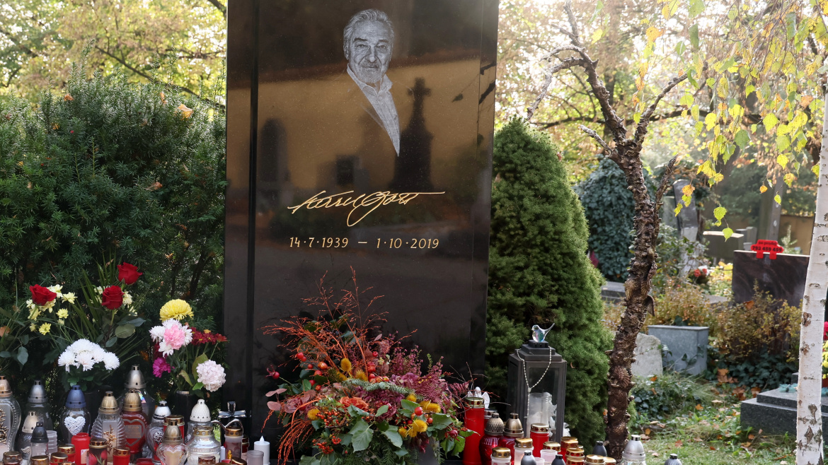 Unikátní socha u hrobu Karla Gotta. Záplava květin také na hrobech Evy Pilarové a Dana Nekonečného