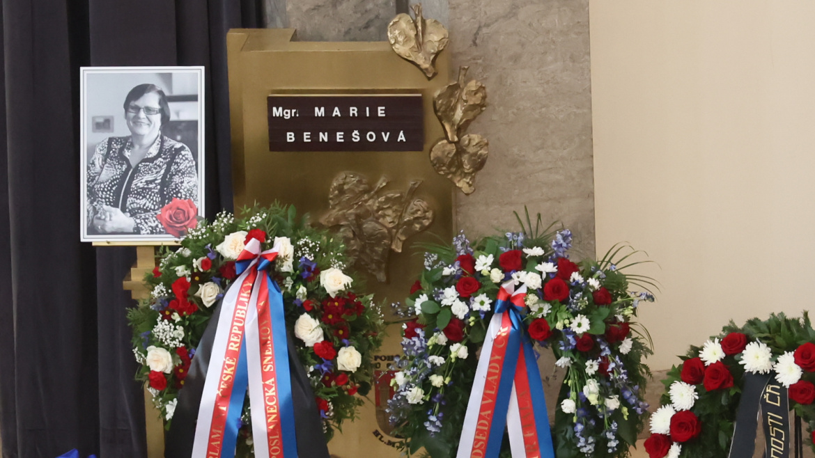 Fotožurnál:  Zeman, Babiš, Schillerová a další. Poslední rozloučení s Marií Benešovou, bývalou ministryní spravedlnosti a političkou