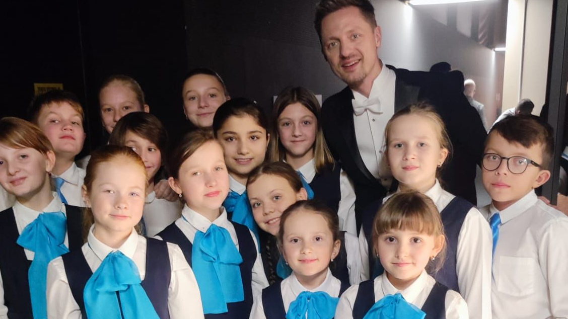 Zpěváci, bez kterých by závěr StarDance neměl ten správný lesk. Sbor Coro Piccolo zazpíval finálovku s Ondřejem Rumlem