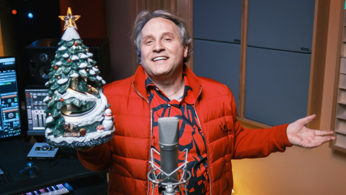 Feliz Navidad. To přeje všem Gabriel Grillotti, italský zpěvák milující Prahu