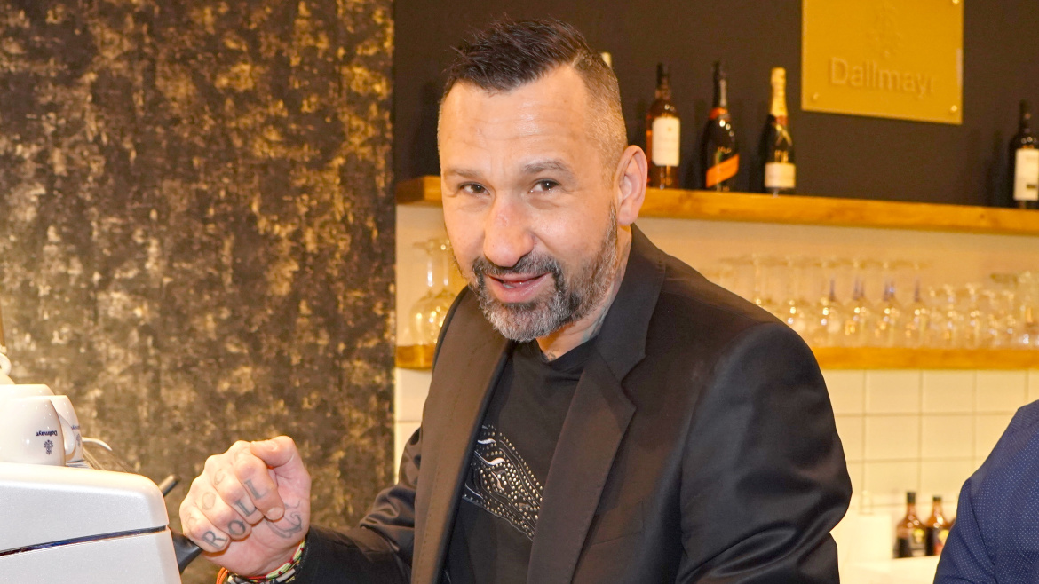 Ve škole ho měli za hlupáka. DJ Uwa však trpí nelehkou nemocí