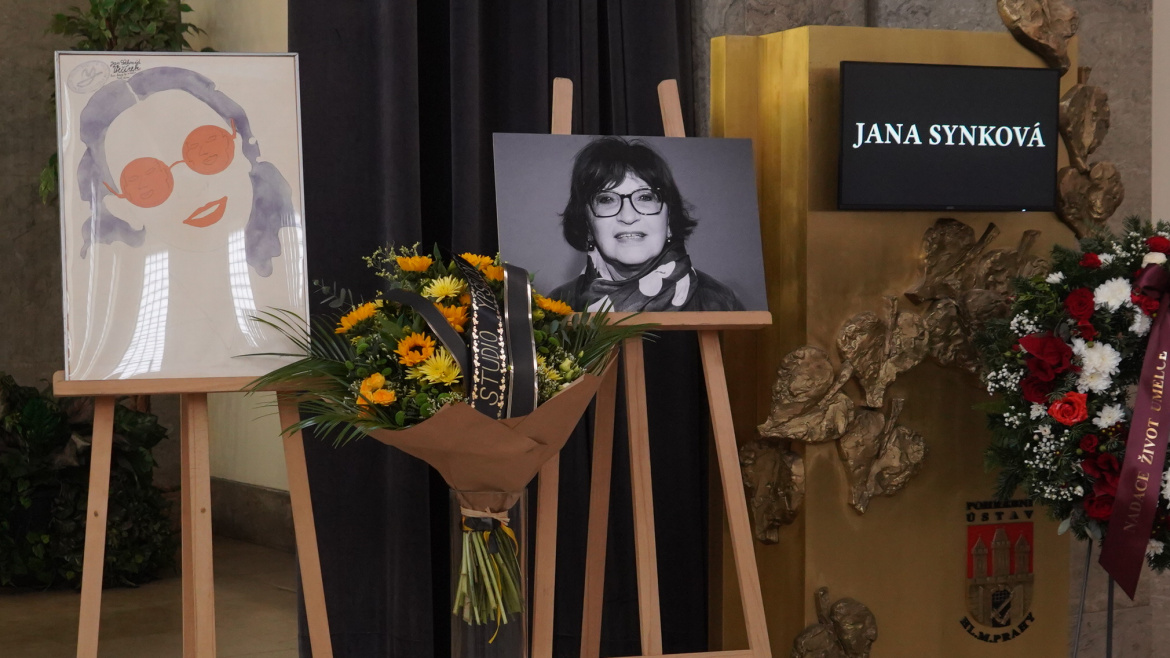 Pohřeb herečky Jany Synkové. Přišel Troška, Dejdar, Lábus a další