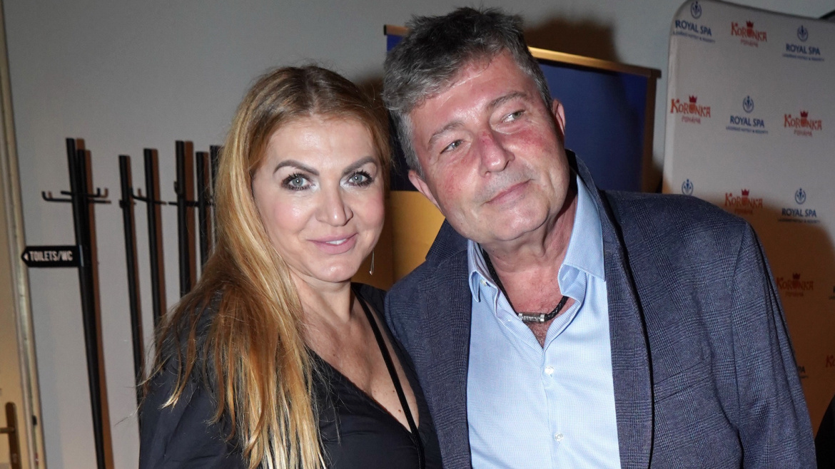 Vdova po režisérovi Formanovi se znovu vdala. Romantika na pláži při západu slunce