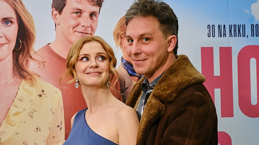 Martina Babišová je těhotná! Otcem syna je Kryštof Bartoš. Novinku oznámili na premiéře filmu Holka od vedle!