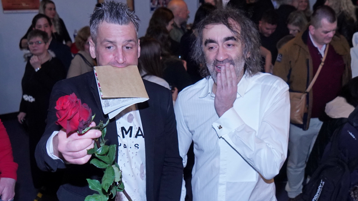 Společensky unavený Martin Fenin na premiéře Lotranda a Zubejdy: S igelitkou a památníčkem žadonil o podpisy