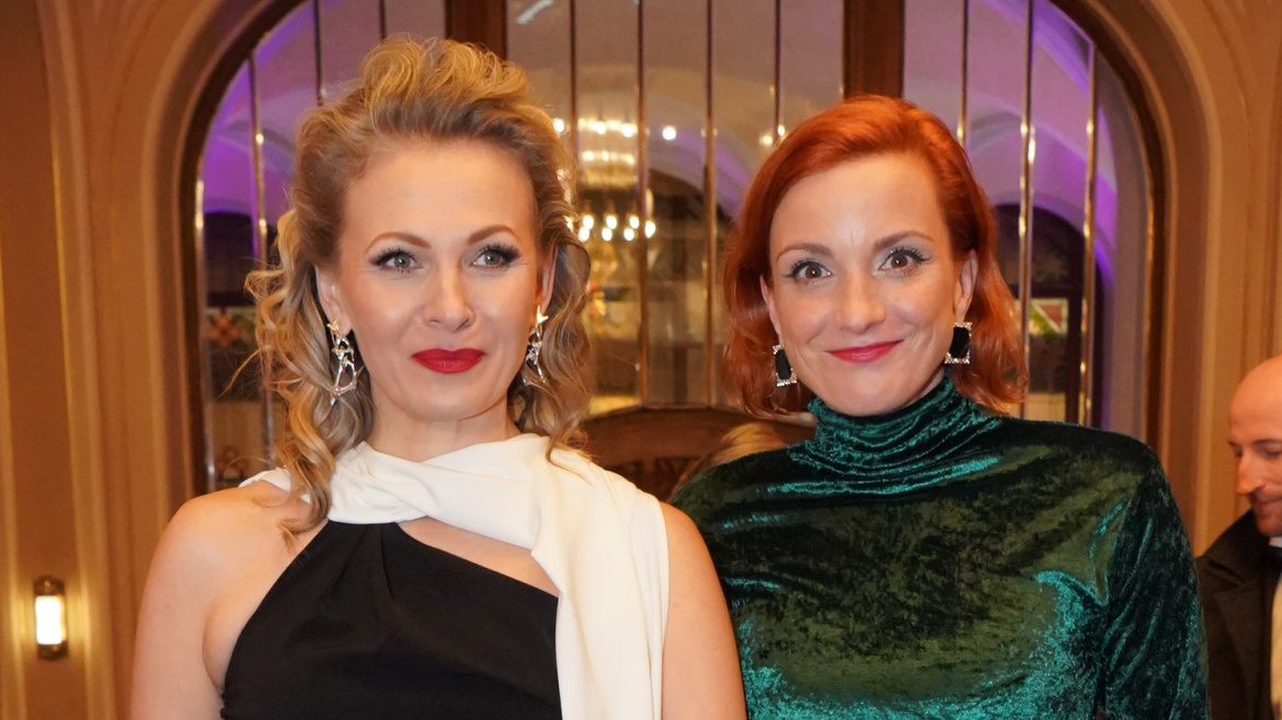 Česko-Slovenský ples: Maurerová si sama ušila šaty, Perkausová splývala se závěsy a Abbasová miluje elasťáky