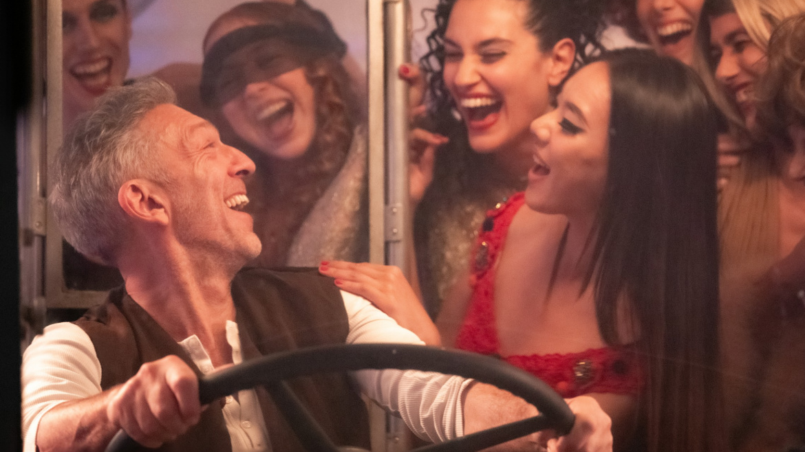 Herecká hvězda Vincent Cassel v kostýmu od Dolce & Gabbana. Do kin míří vizionářský film Opera!