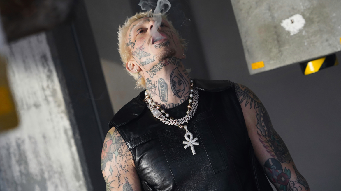 Rapper Yzomandias a Playmates na odvážných fotkách. Tento muž prý ovlivňuje budoucnost českého rapu