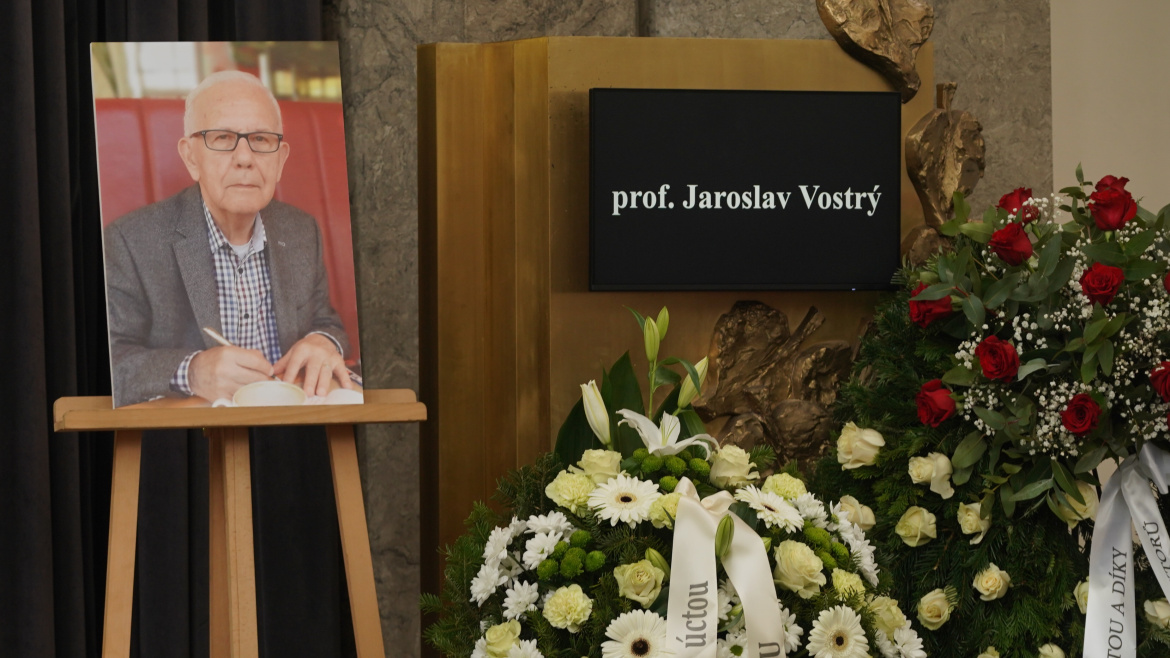 Kratina, Töpfer, Medvecká a další vzdali poslední hold Jaroslavu Vostrému, zakladateli Činoherního klubu