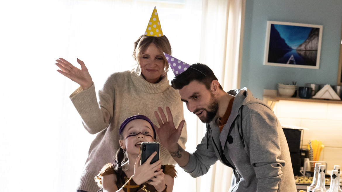 Ivana Chýlková v roli babičky. V Jedné rodině zorganizuje dětskou party