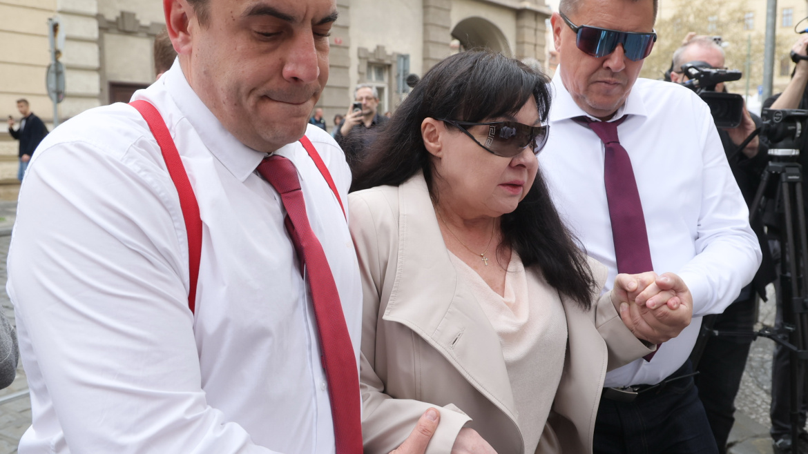 Zdrcenou Dádu museli podpírat. S Aničkou Slováčkovou  se rozloučili také prezident Pavel a Helena Vondráčková