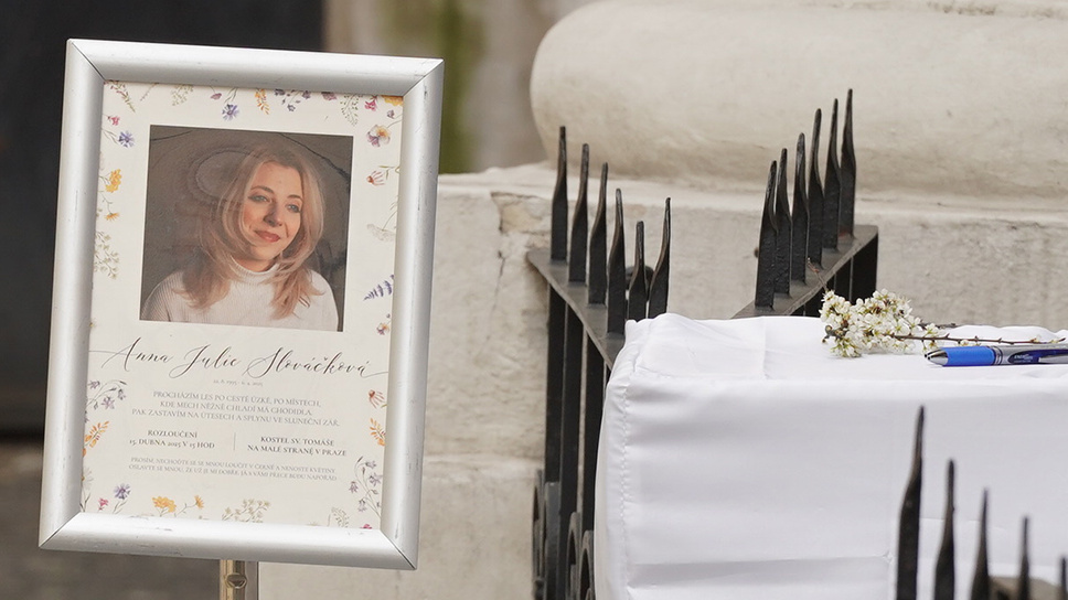 Sbohem Aničko. Rakev nesl Felix jr. Zpěvačku vyprovodili rodiče, přátelé i fanoušci