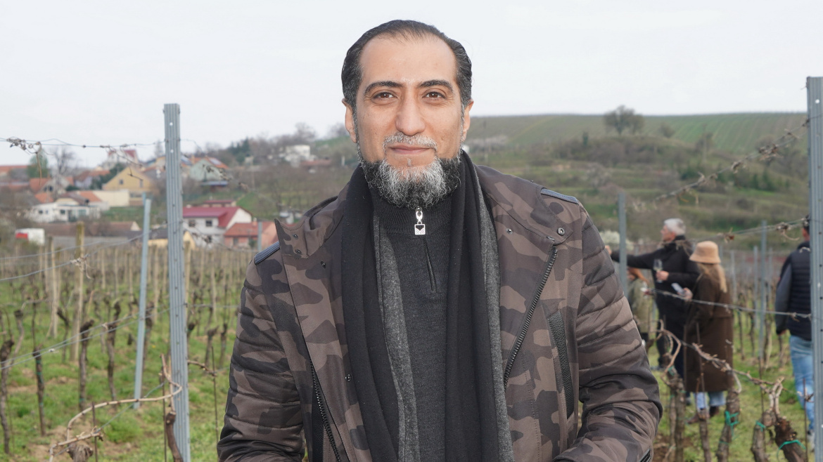 SuperStar Ali Amiri, alias perský princ, pracoval na moravské vinici. Pomohl tak handicapované dívce