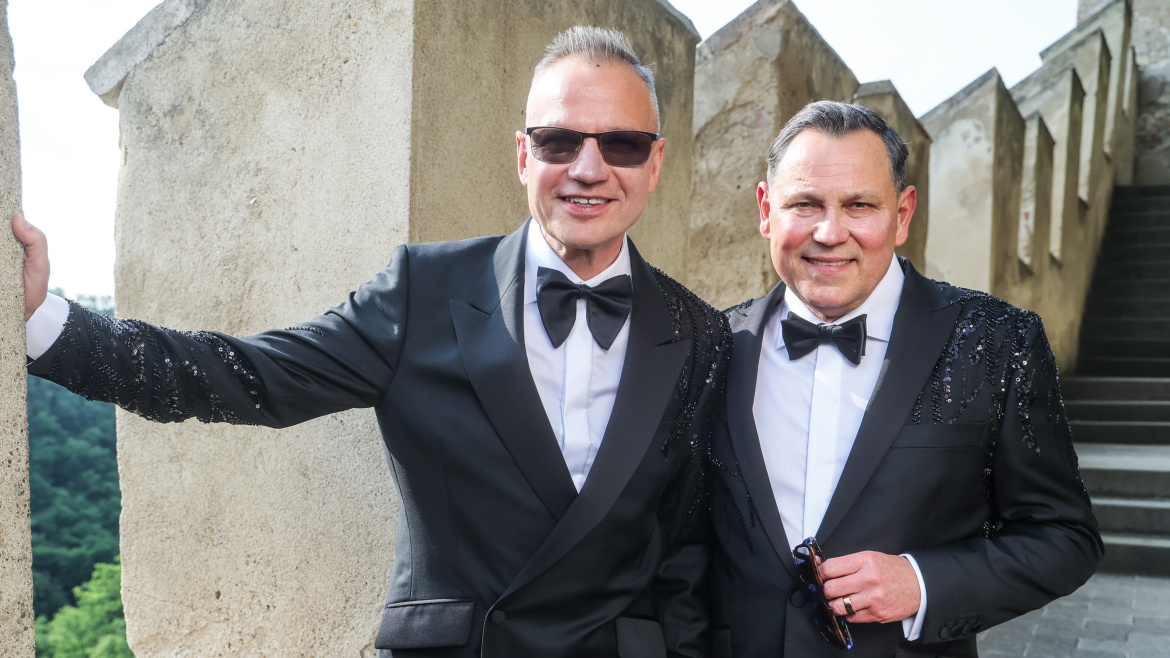 Svatba plná celebrit! Pavel Vítek a Janis Sidovský si řekli ano!