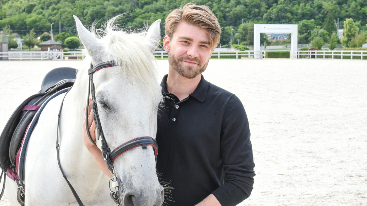 Elegán v sedle Marek Lambora měl nervy na pochodu! Nejtěžší bylo sehnat koně, který to s ním zvládne