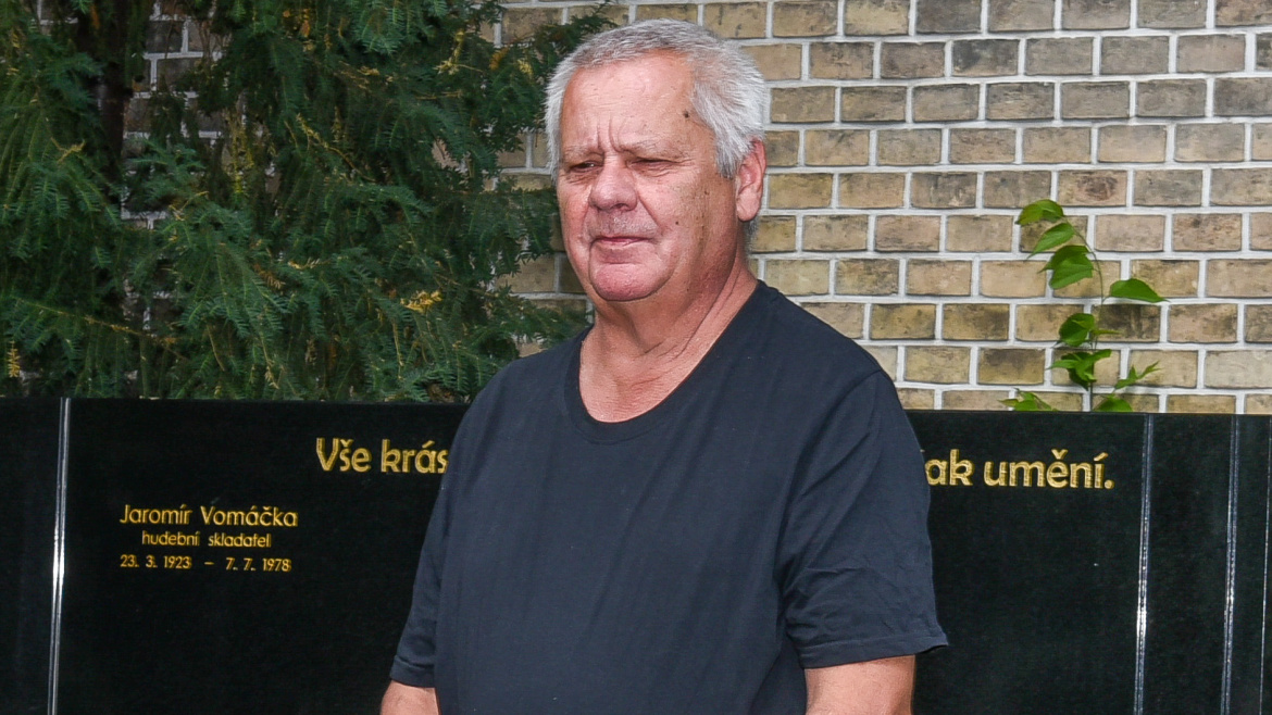 Zoufalý herec Antonín Navrátil obviňuje soudy: Zrůdy v taláru mi ukradly dceru a drží ji v ústavu