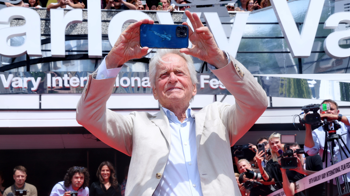 Michael Douglas si podmanil Vary. Fotil se s nadšenými fanoušky