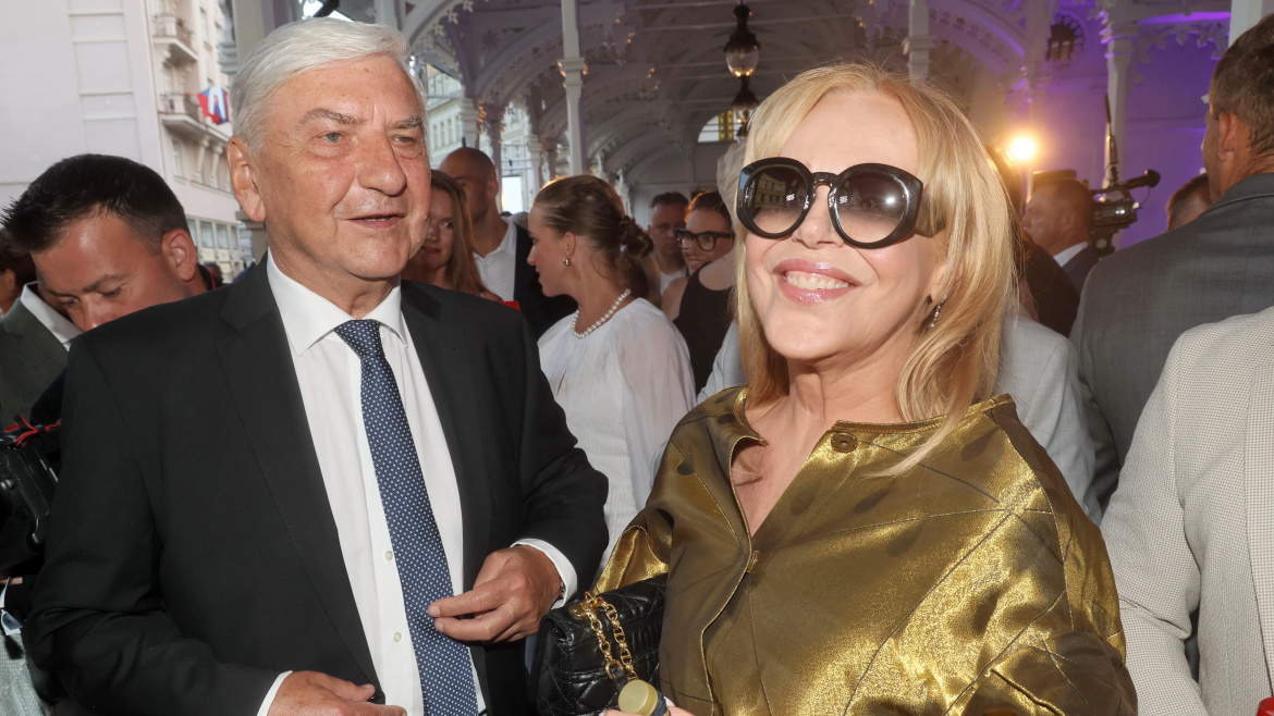 Fotožurnál: Havlová, Donutil, Vodochodský, Koktová: Móda Beaty Rajské okouzlila Karlovy Vary