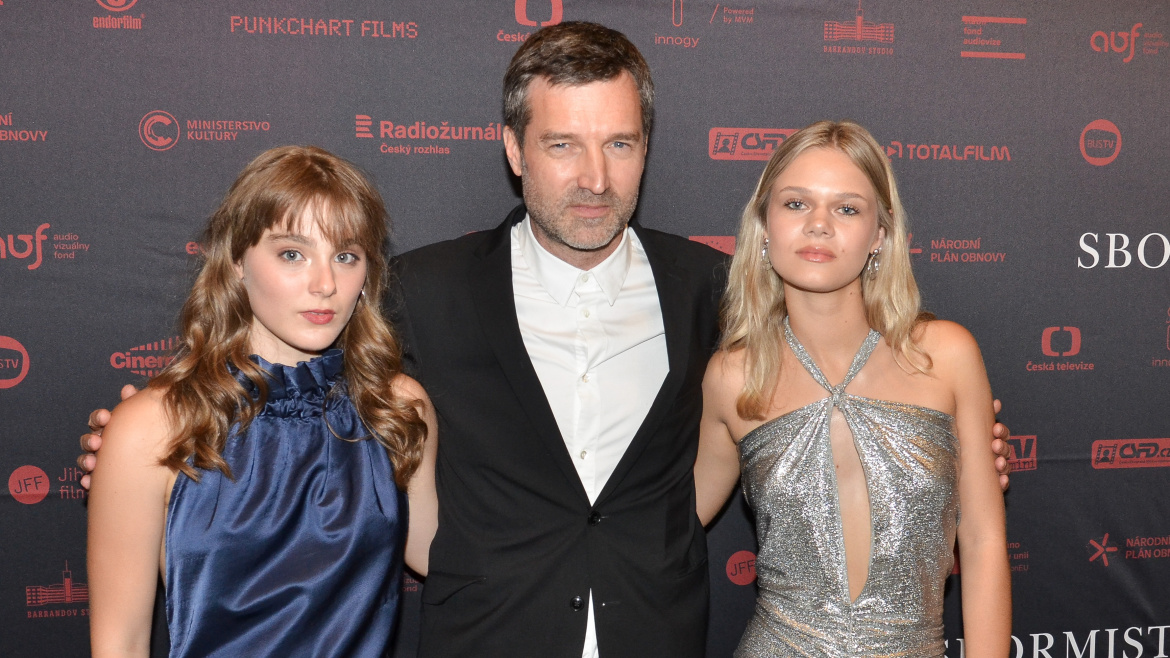 Hrdinky z filmu Sbormistr v pražské Lucerně. Sympatický Juraj Loj nepřišel