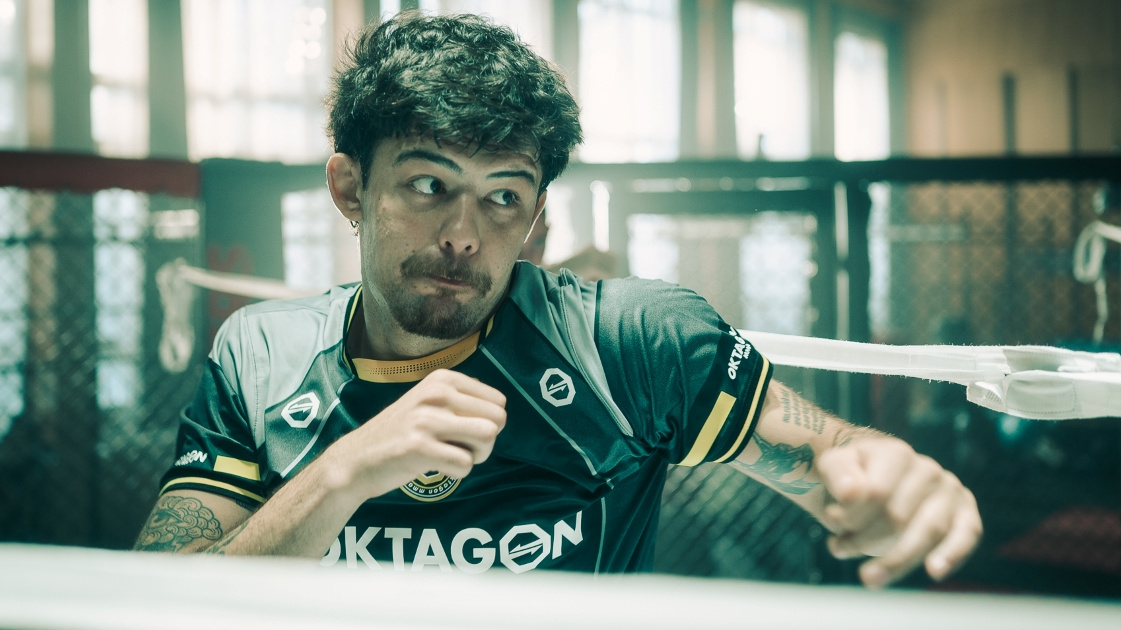 Rapper Calin vstupuje do světa MMA. Ve filmu Bojovník stojí po boku šampionů Oktagonu