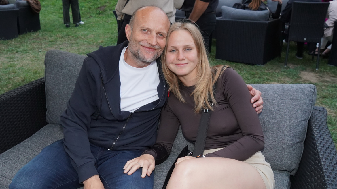 Herec Jiří Ployhar vkročil do nového roku nahotou: S o 28 let mladší partnerkou ukázali téměř vše!