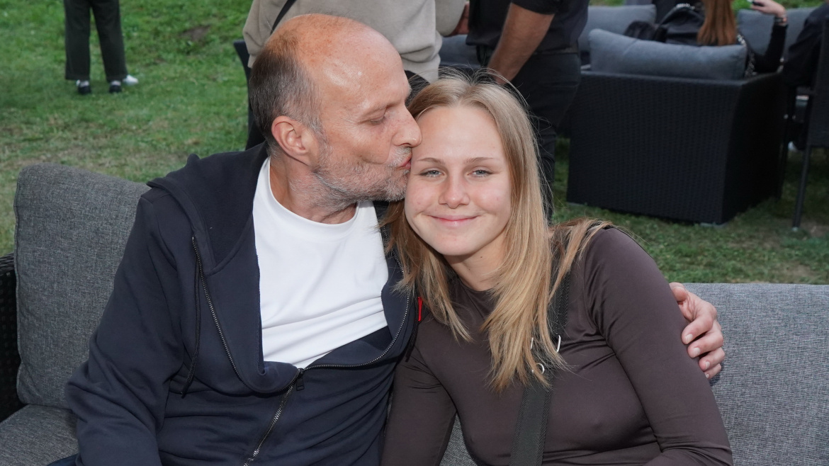 Jiří Ployhar se dme pýchou vedle výrazně mladší partnerky: Něžnosti nebraly konce