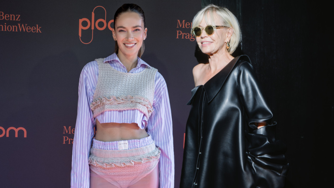 Slavné krásky se odvázaly na Fashion Weeku: Bezděková ukázala kalhotky, Švandová jako černá vdova