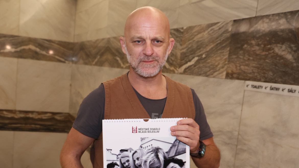 Hynek Čermák a dámská jízda před objektivem. Herečky nafotily akty pro dobrou věc