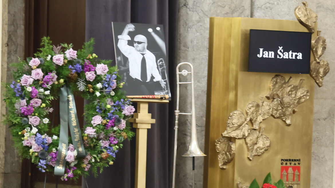 Pohřeb muzikanta Jana Šatra: Přišli se rozloučit Křížková, Dasha, Malásek, Graves, Háma a další