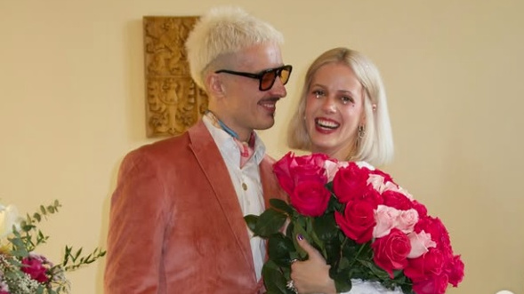 Nevěsta v mini a ženich v růžovém saku: Violoncellistka Terezie Kovalová se podruhé vdala
