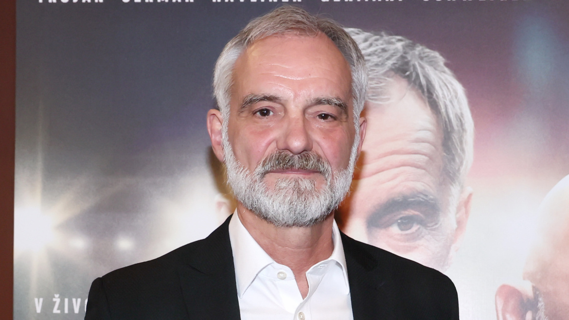 Ivan Trojan se uklidňuje u police s trofejemi. Vytočí ho obyčejné záchodové prkénko