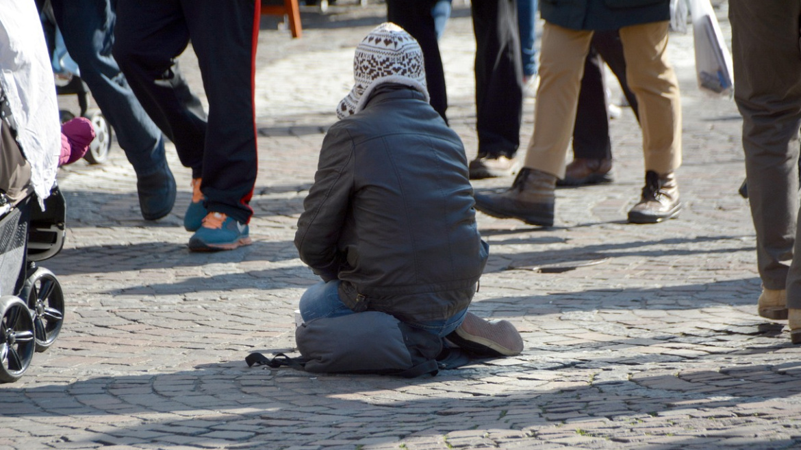 Tříletá holčička jedla z popelnic a místo slov vydávala jen skřeky: otec dostal podmínku